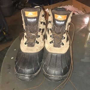 Men’s size 9 Ozark Trail winter boots